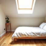 Comment optimiser l’aménagement d’une chambre sous comble à hauteur très réduite ?