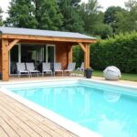 Véranda de piscine : quel matériau choisir entre aluminium, bois et PVC pour un abri parfait ?