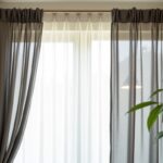 Installer voilage et double rideaux sur une seule tringle : astuces et conseils pratiques