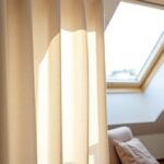 Rideau sous pente : conseils pratiques pour un rendu impeccable